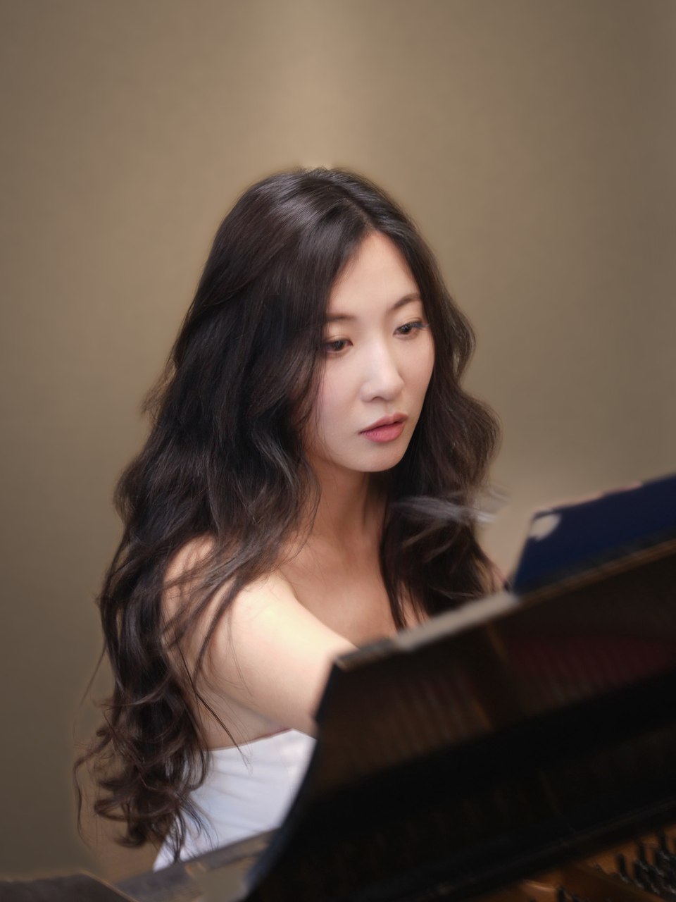 房思瑜在鋼琴前翻閱樂譜 / Cecilia Fang reading a score at the piano
